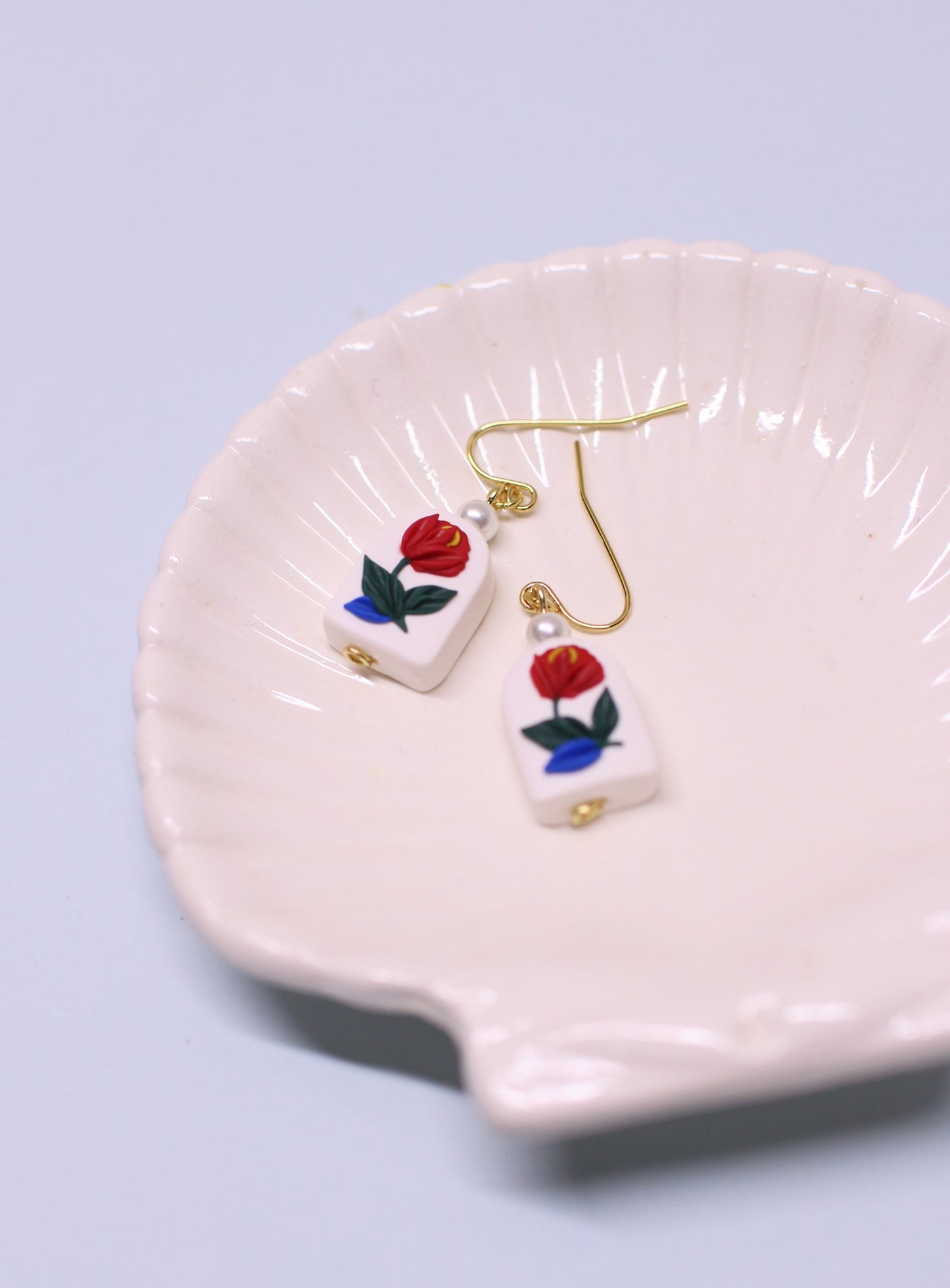 Perla - Dainty Floral Earrings